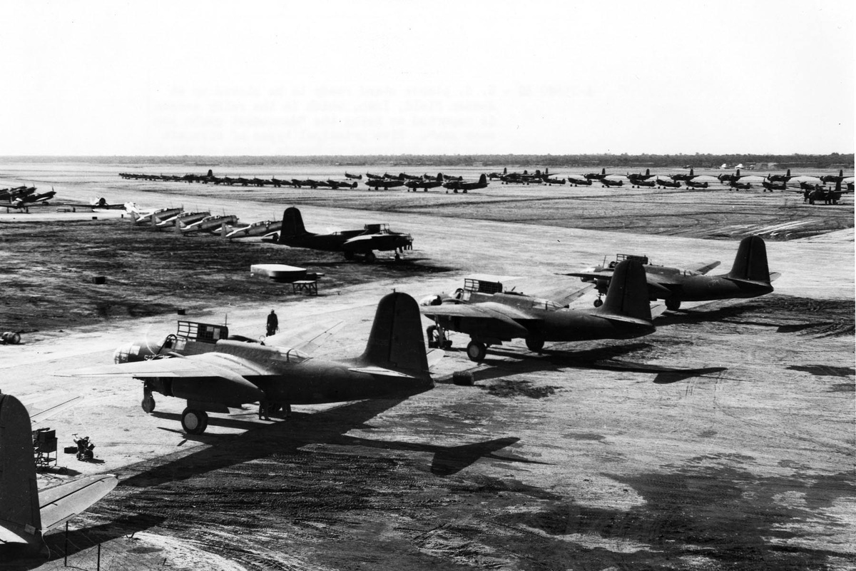 Американские самолёты А-20 «Бостон» (на заднем плане также Р-39 и АТ-6) готовы к приёмке технической комиссией и летчиками из СССР. База ВВС Abadan Field, Иран. 1942 год