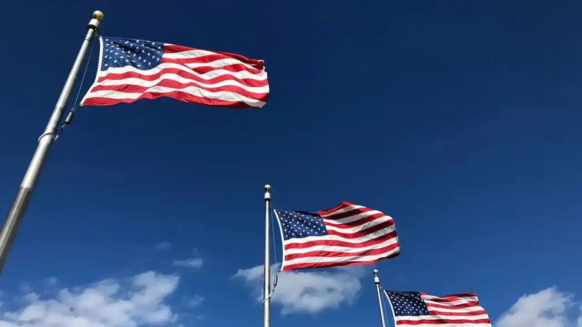    Флаг США. © unsplash.com/Kevin Lanceplaine