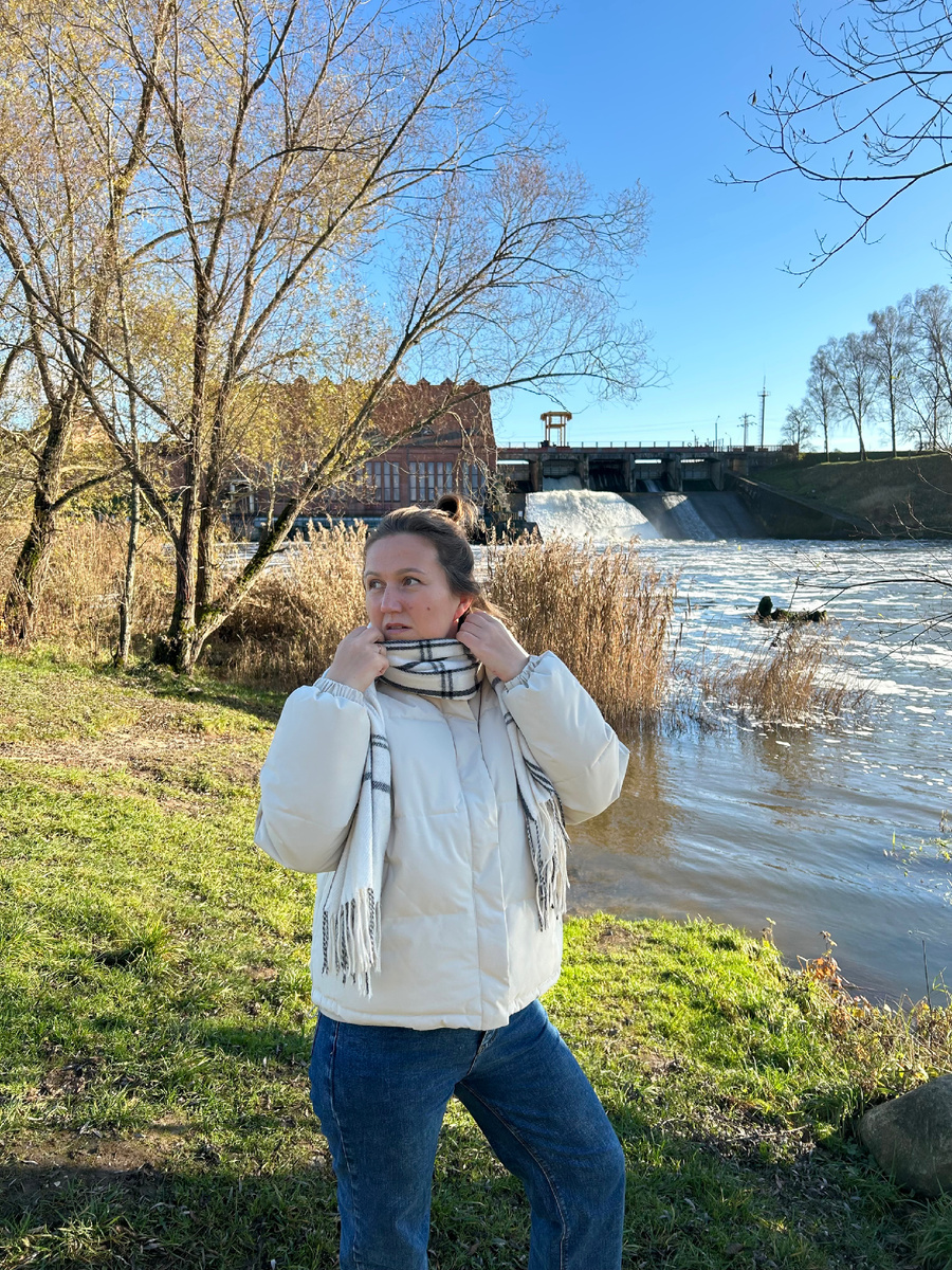 Погода в ноябре преподносит сюрпризы, первая половина ноября была пасмурной, но теплой. Вторая половина месяца началась с похолодания, но вышло солнце. Я уже утеплилась.
