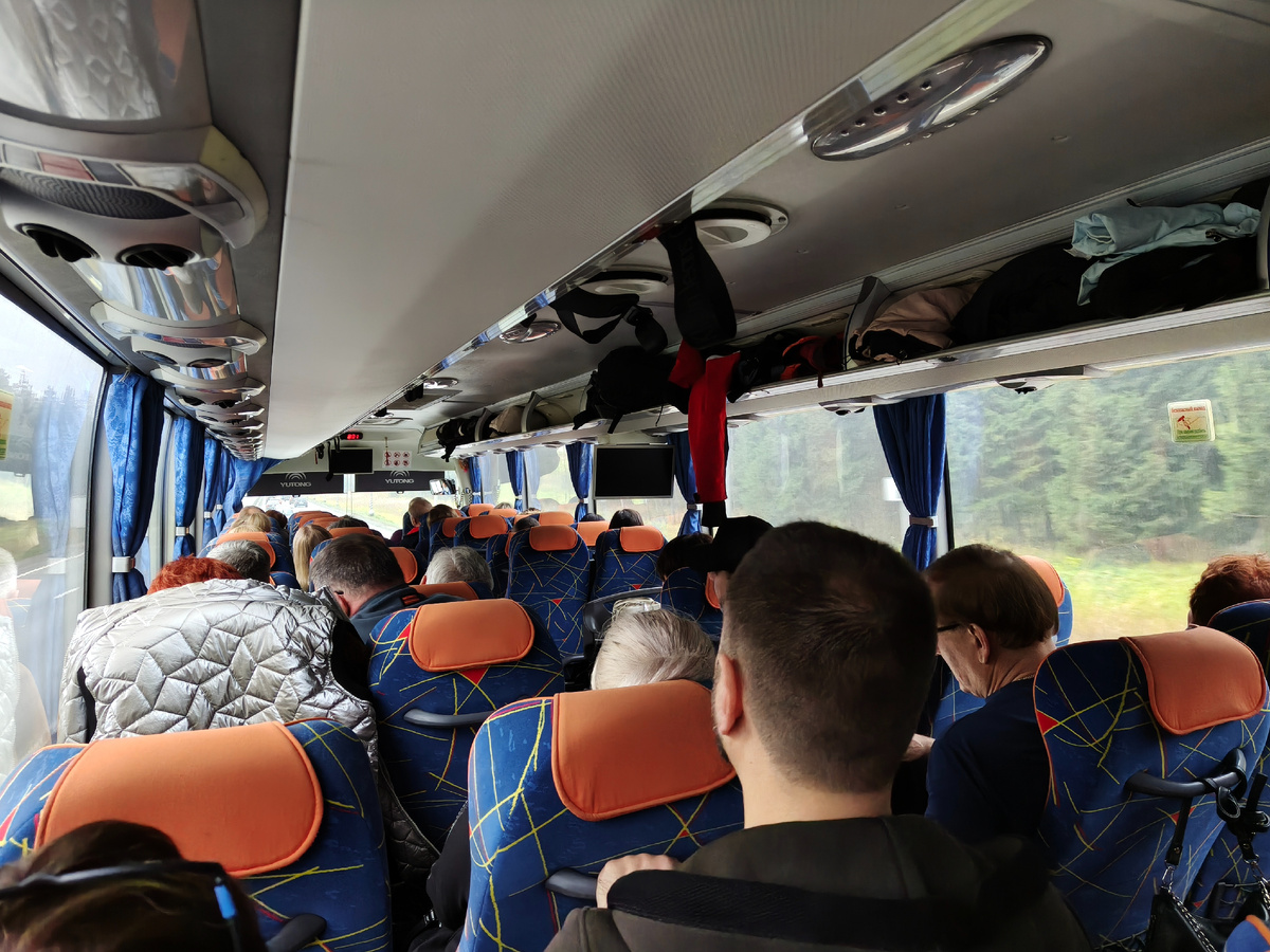 В экскурсионном автобусе туркомпании "Нисса-Тур". 25 октября 2025 года.