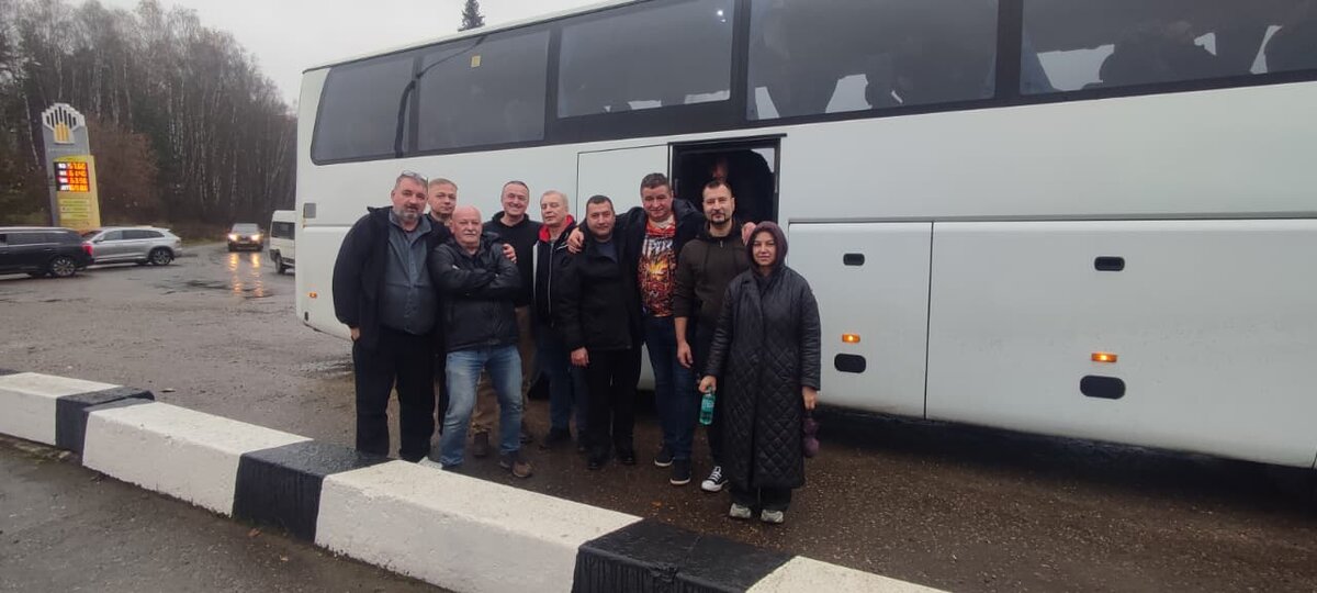 Мы с коллегами во время технической остановки возле нашего автобуса. 25 октября 2025 года.