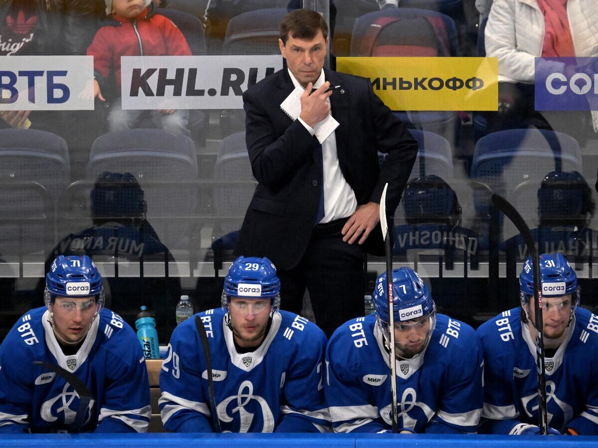    Главный тренер "Динамо" Алексей Кудашов (в центре)© РИА Новости / Владимир Федоренко