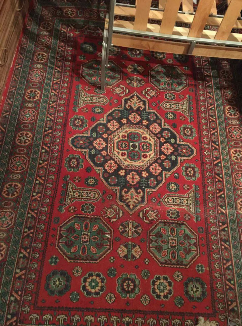 А у меня от этого старья мурашки по всем кожным покровам. Я именно так и хотела - чтоб обои новые, а ковры старые. 