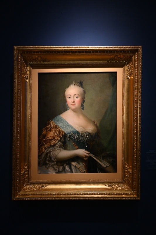 В. Эриксен. Портрет Елизаветы Петровны. Рроссия, санкт-петербург. 1757 - холст; масло<br />
Вигилиус Эриксен приехал в Санкт-Петербург в 1757 или 1758 г. Одной из первых российских работ художника стал портрет императрицы Елизаветы Петровны.<br />
С 1762 г. - придворный живописец Екатерины II. Портрет некогда находился в гостиной церковного флигеля, а ныне украшает парадную голубую гостиную Екатерининского дворца.