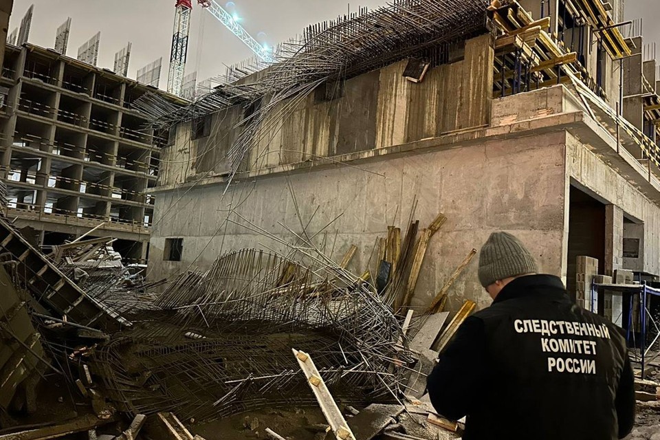    На месте обрушения работают следователи. Фото: t.me/gsuskrf_spb