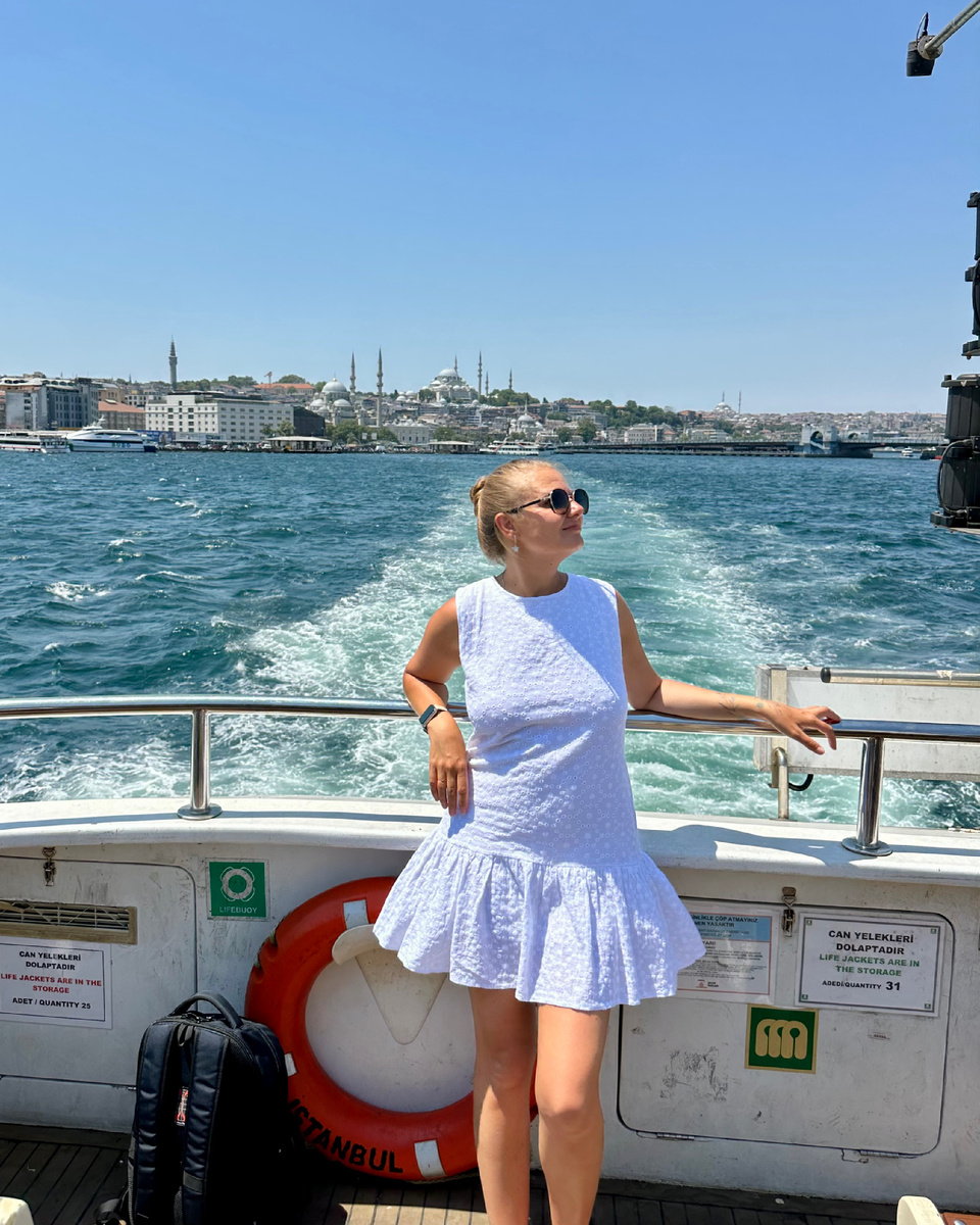 Всем привет! Я Валерия - автор этого канала. Пишу здесь в основном про творчество, ремонты, домашний уют. Иногда мы путешествуем и не могу не делиться этим тоже. Поэтому вы здесь)