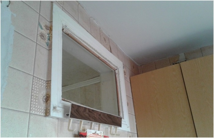 Казалось бы, одно окно, так противоречиво установленное внутри квартиры, не способно породить столько теорий.