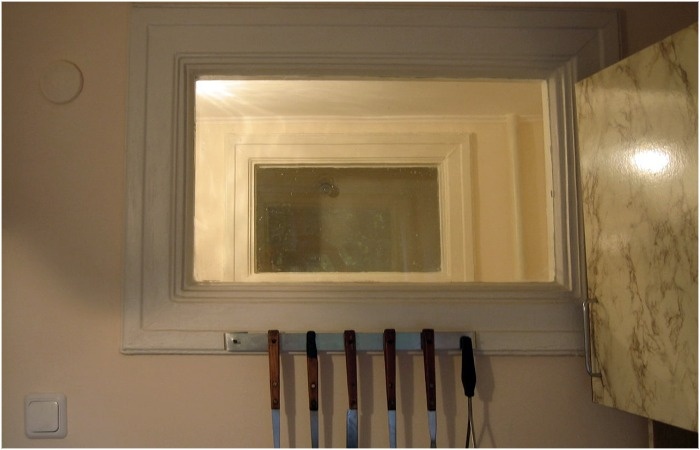 Кстати, во многих квартирах устанавливать держатели для кухонной утвари на оконную раму стало обычным решением.