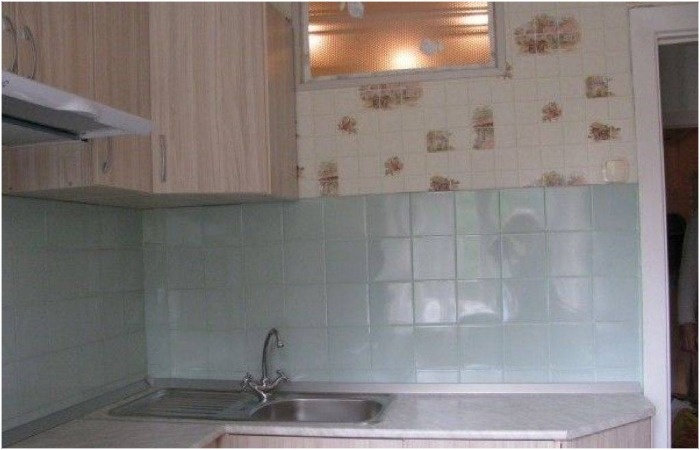 Сейчас окно оставлять необязательно, но его всё ещё можно встретить во многих хрущёвках.