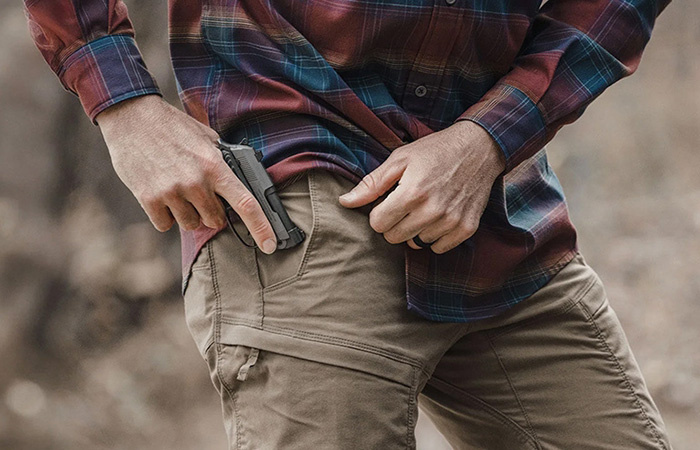 Легко прячется в одежде