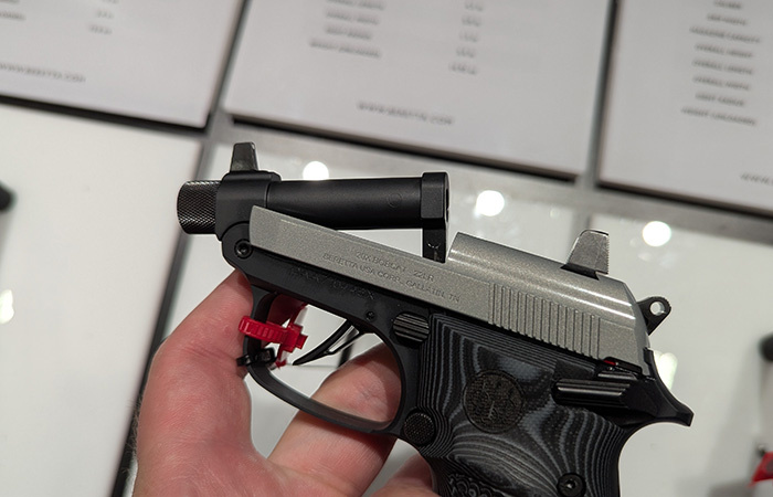 После каждого выстрела ручная перезарядка