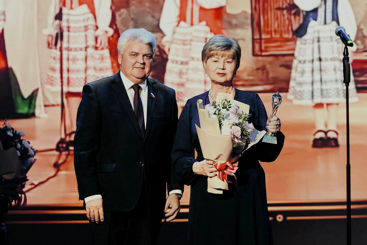 Награду София получила из рук сенатора Совета Федерации Петра Тултаева. Фото: Стефания ПИПЧЕНКО