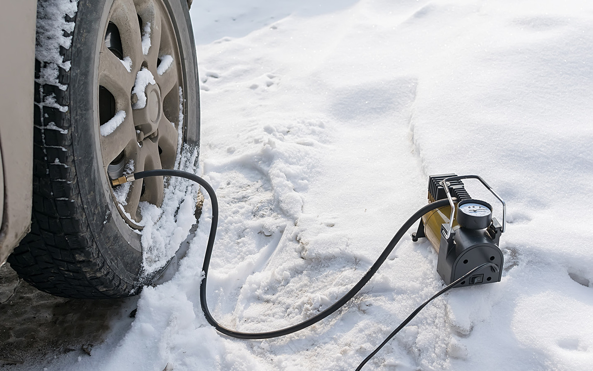 Evgeniy Medvedev / Shutterstock / FOTODOM📷При выезде на твердую дорогу следует тут же накачать колеса до предписанного производителем автомобиля уровня