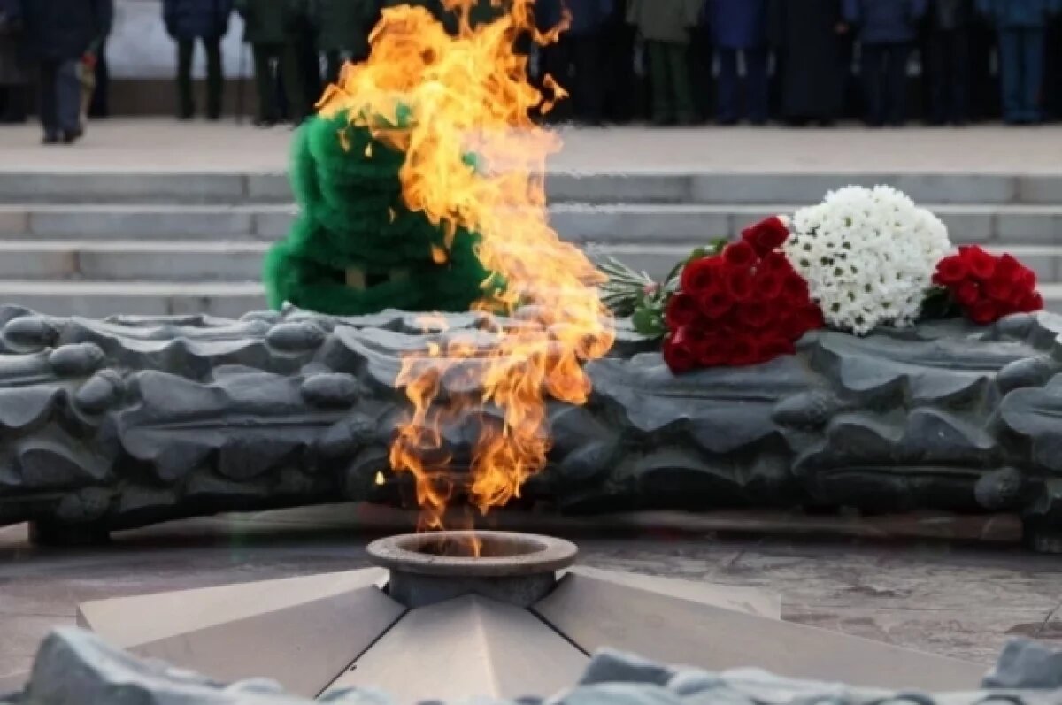    Двое подростков поджарили еду на пламени Вечного огня на Кубани