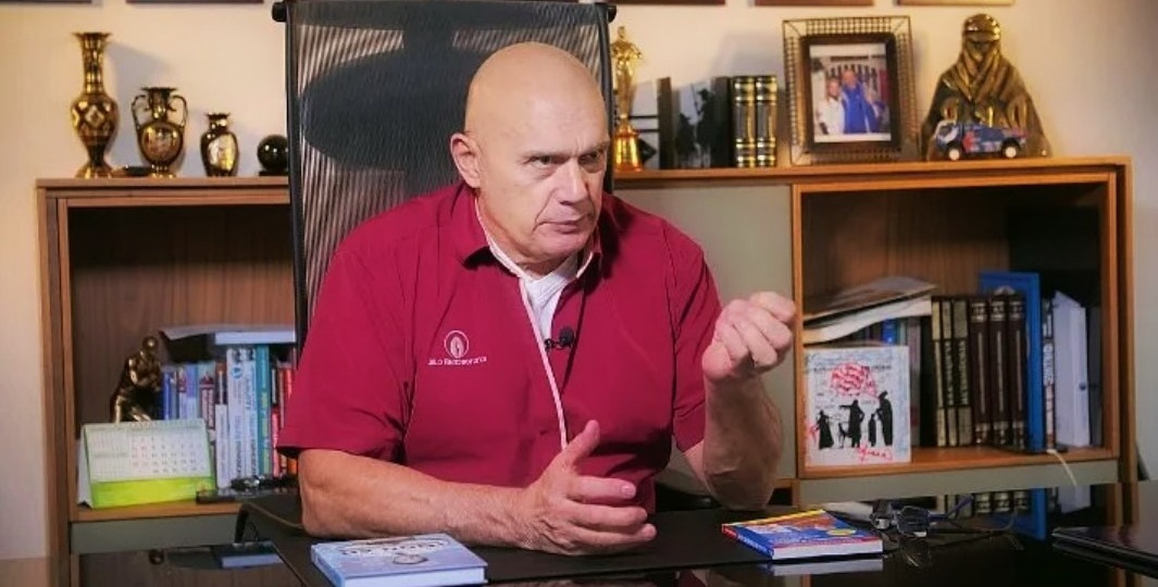 Утренний запор - не норма, а расплата за твои тупые привычки. Попробуй 5 шагов Бубновского и перестанешь по полчаса сидеть на унитазе