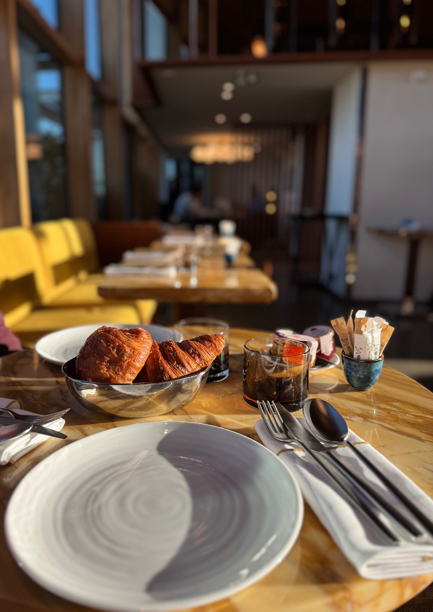 Завтрак в отеле в солнечный день 