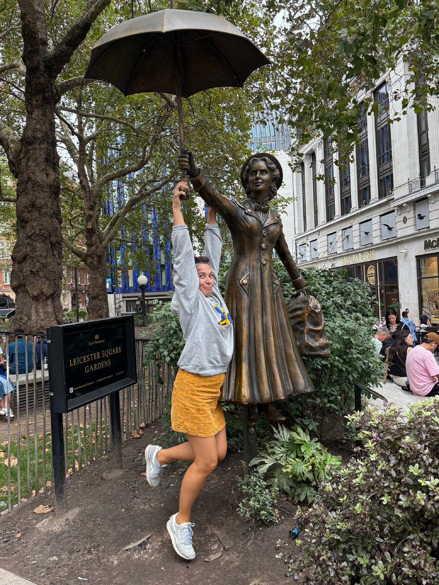 Статуя Мэри Поппинс - одна из первых статуй на площади. Фотография из личного архива. 