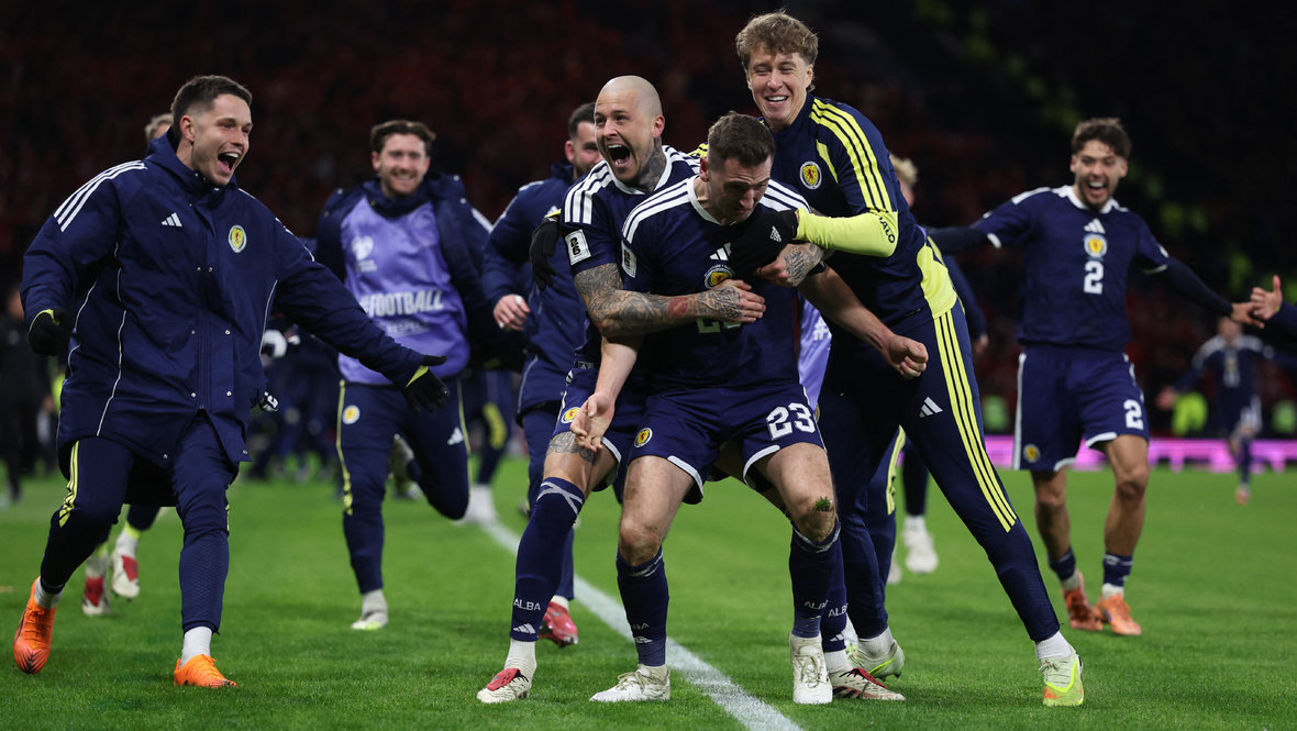    Футболисты сборной Шотландии празднуют выход на ЧМ-2026. Reuters