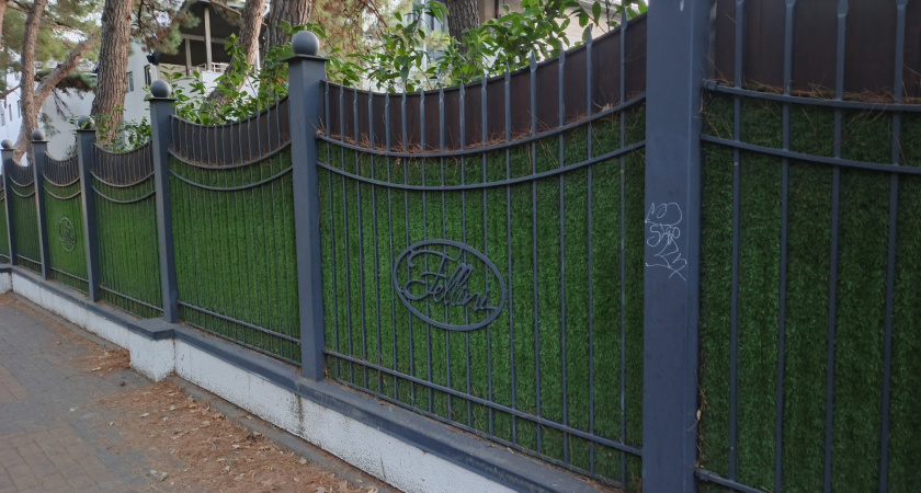    Почему американцы живут без заборов и оград, а мы строим вокруг своих домов бетонные стены