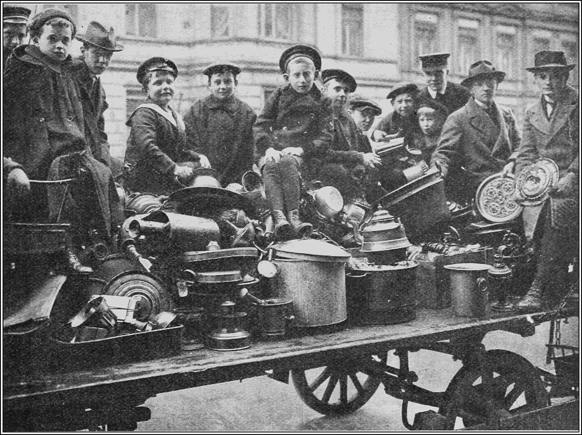 Германские дети собирают металлические изделия для переплавки на военные нужды, 1916 год