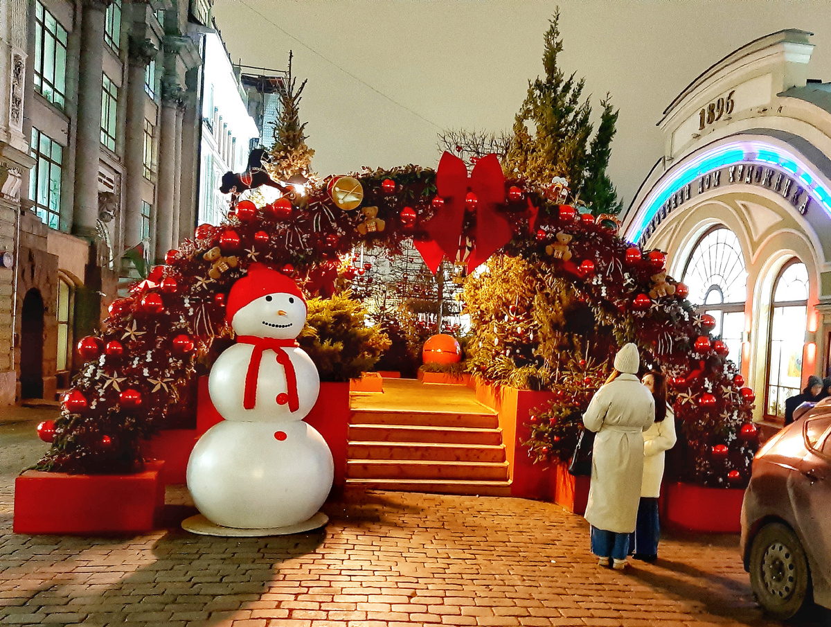 Новогодняя Москва 2026. Фестиваль «Зима в Москве». «Мир игрушек» на Кузнецкому мосту —Милаха-снеговик⛄