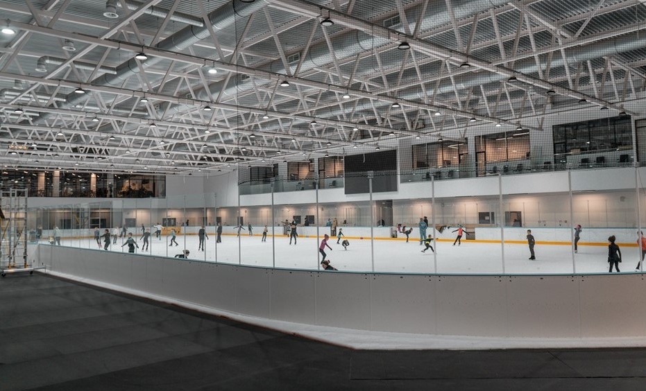    На ледовых аренах помимо тренировок часто проводят сеансы массовых катаний Автор фото: kharlamov-arena.ru