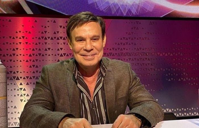 Живёт и работает в России.