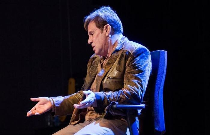 Говорить об этом артист не очень любит.