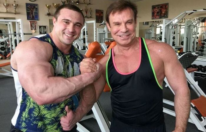 Стал настоящим качком.