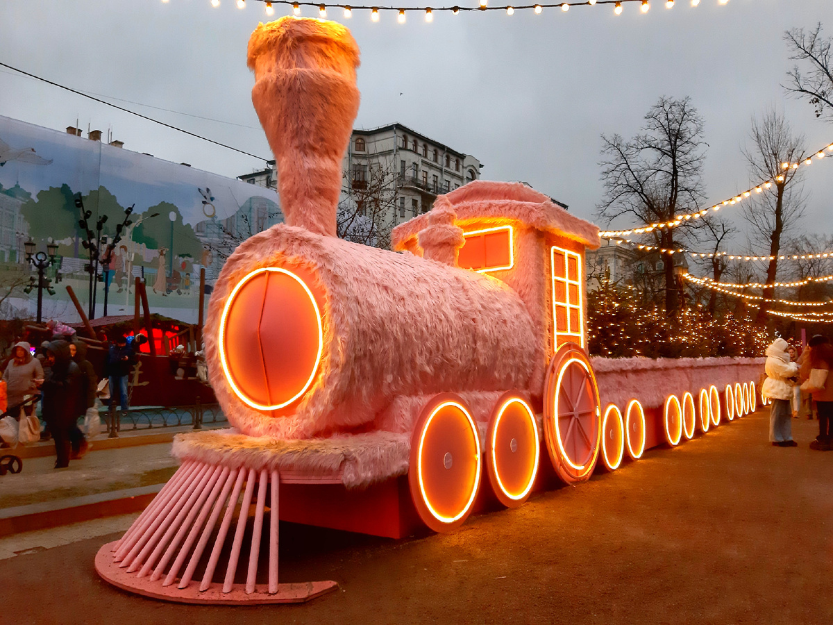 Новогодняя Москва 2026. Фестиваль «Зима в Москве». МЕХОВОЙ РОЗОВЫЙ ПАРОВОЗ —   основная точка притяжения Тверского бульвара.