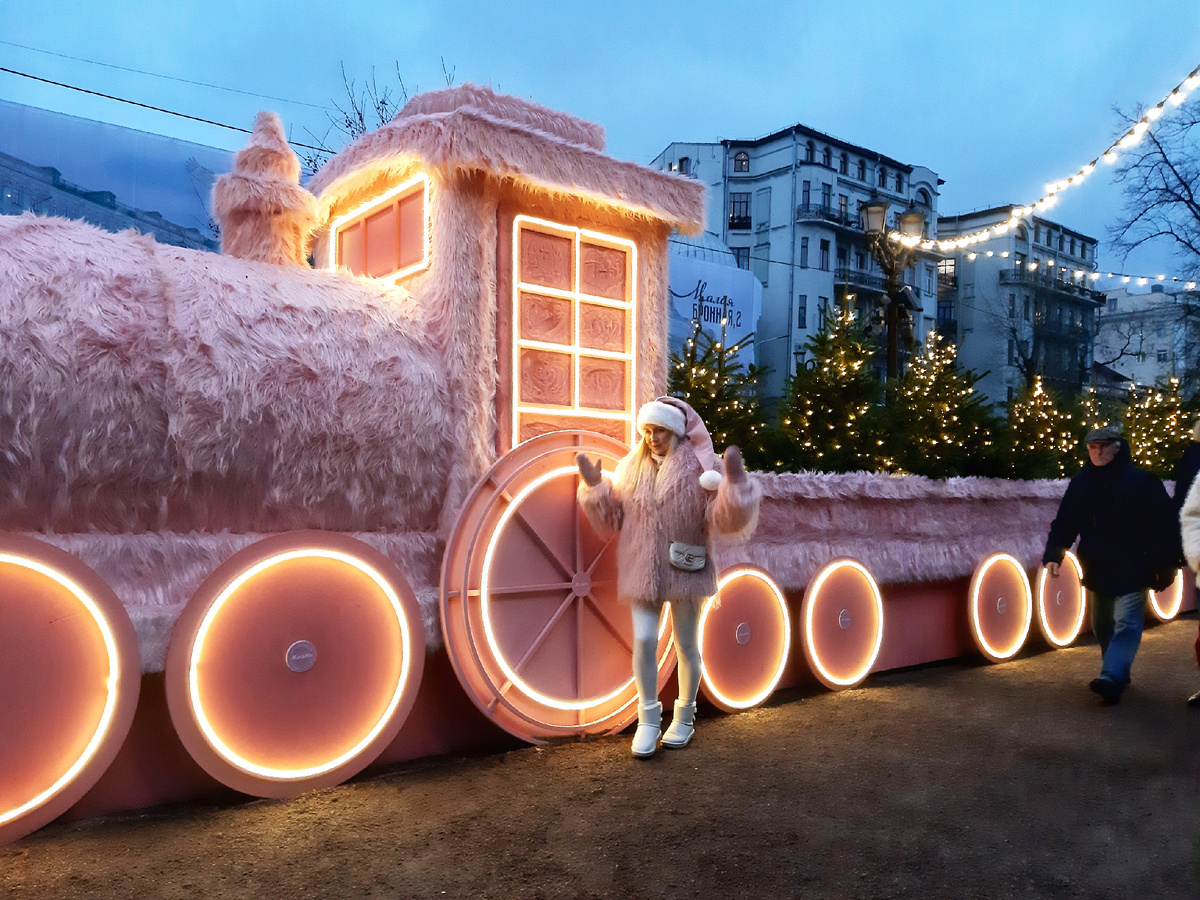 Новогодняя Москва 2026. Фестиваль «Зима в Москве». МЕХОВОЙ РОЗОВЫЙ ПАРОВОЗ —   основная точка притяжения Тверского бульвара.