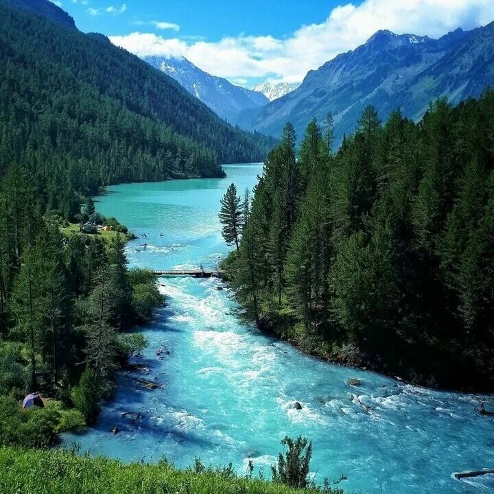 1. Алтай — горы, озёра и тишина

• Почему ехать: дикие пейзажи, кристально чистые реки и озёра, маршрутные треккинги и этно-погружение в сельскую жизнь.
• Что смотреть: Телецкое озеро, гора Белуха (в отдалённые маршруты лучше с проводником), Чуйский тракт, Кату-Ярык.
• Лучшее время: июнь — сентябрь (тёплая погода, доступ к высокогорью).
• Как добраться: самолёт до Барнаула/Горно-Алтайска + автобус/аренда авто; для удалённых баз — попутные трансферы и чартеры.
• Советы: бронируйте жильё и экскурсии заранее летом; берите тёплую одежду для вечеров; рассматривайте многодневные туры с проживанием в турбазах или палатке.