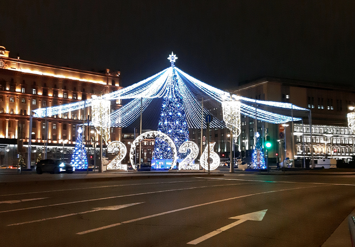 Новогодняя Москва 2026. Фестиваль «Зима в Москве». Милахи-снеговики на Лубянской площади. 