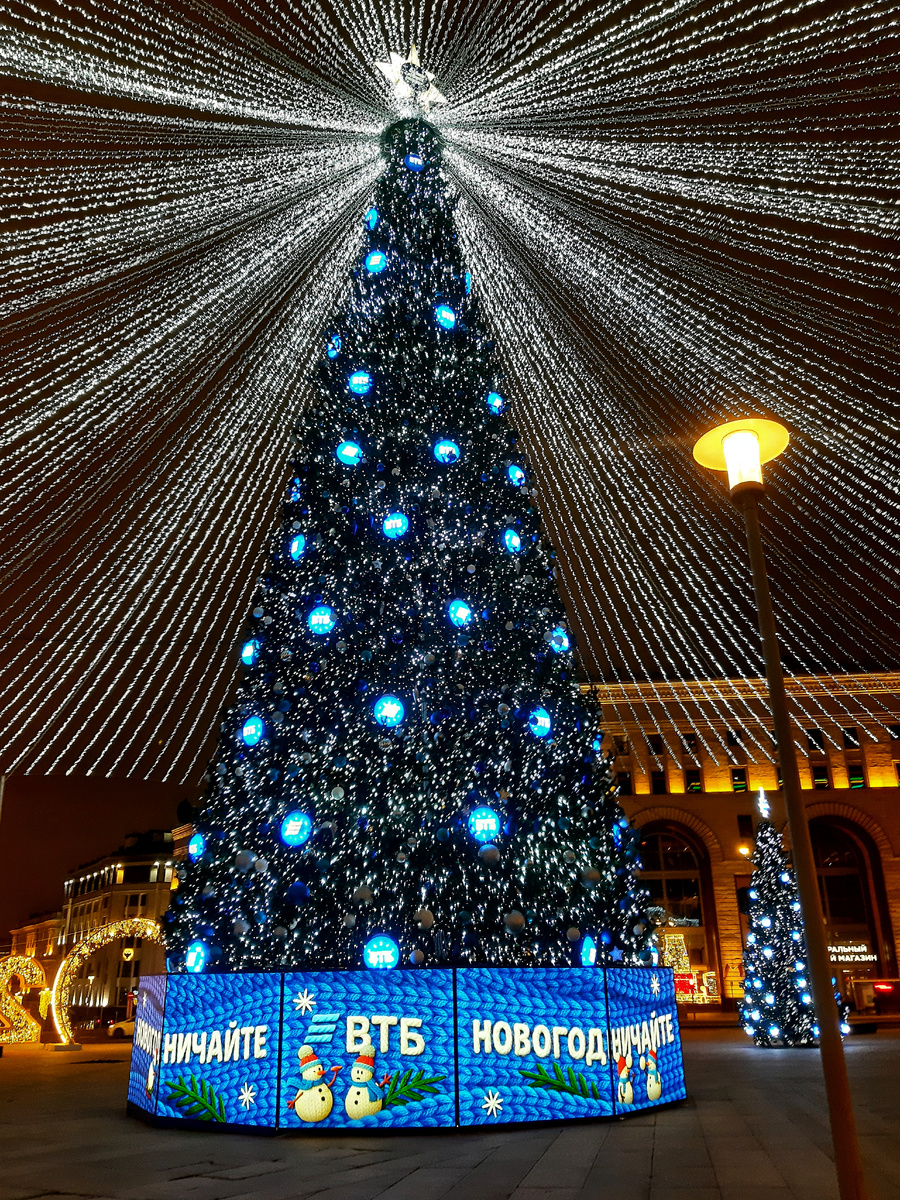 Новогодняя Москва 2026. Фестиваль «Зима в Москве». Милахи-снеговики на Лубянской площади. 