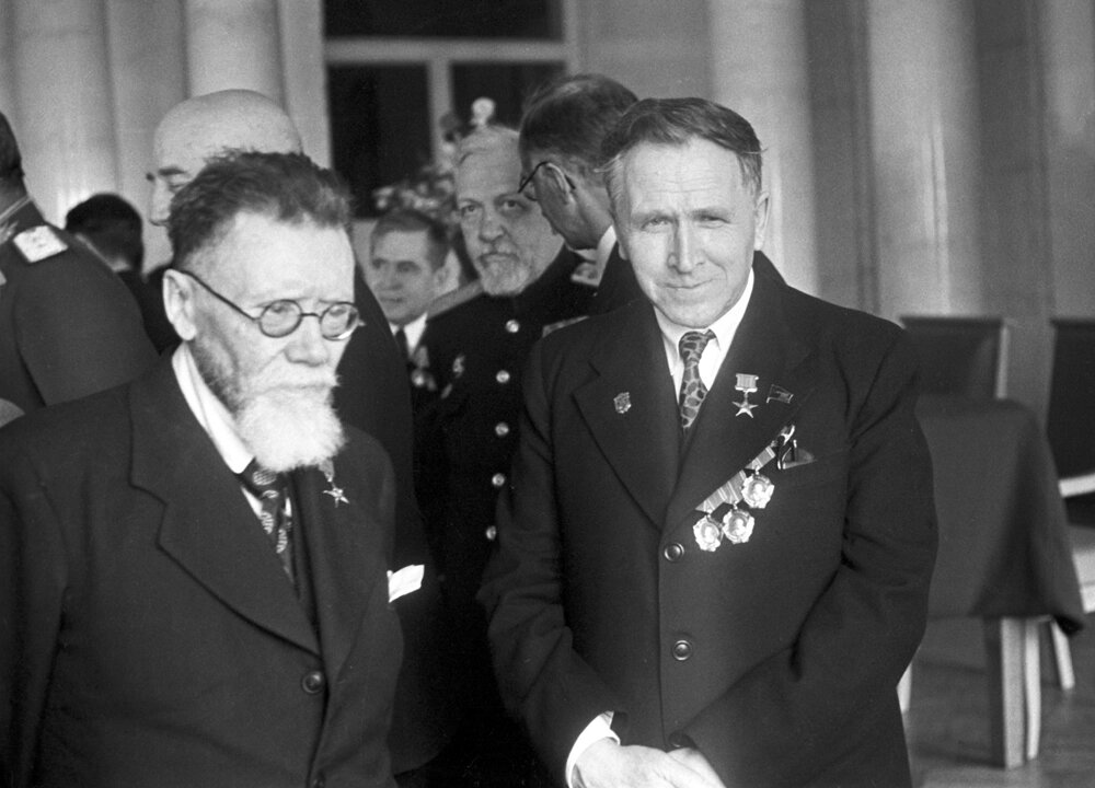    Академики, Герои Социалистического Труда агрохимик, биохимик и физиолог растений Дмитрий Прянишников (слева) и металлург Иван Павлович Бардин, 1945 г. Фото: РИА Новости/ Иван Шагин