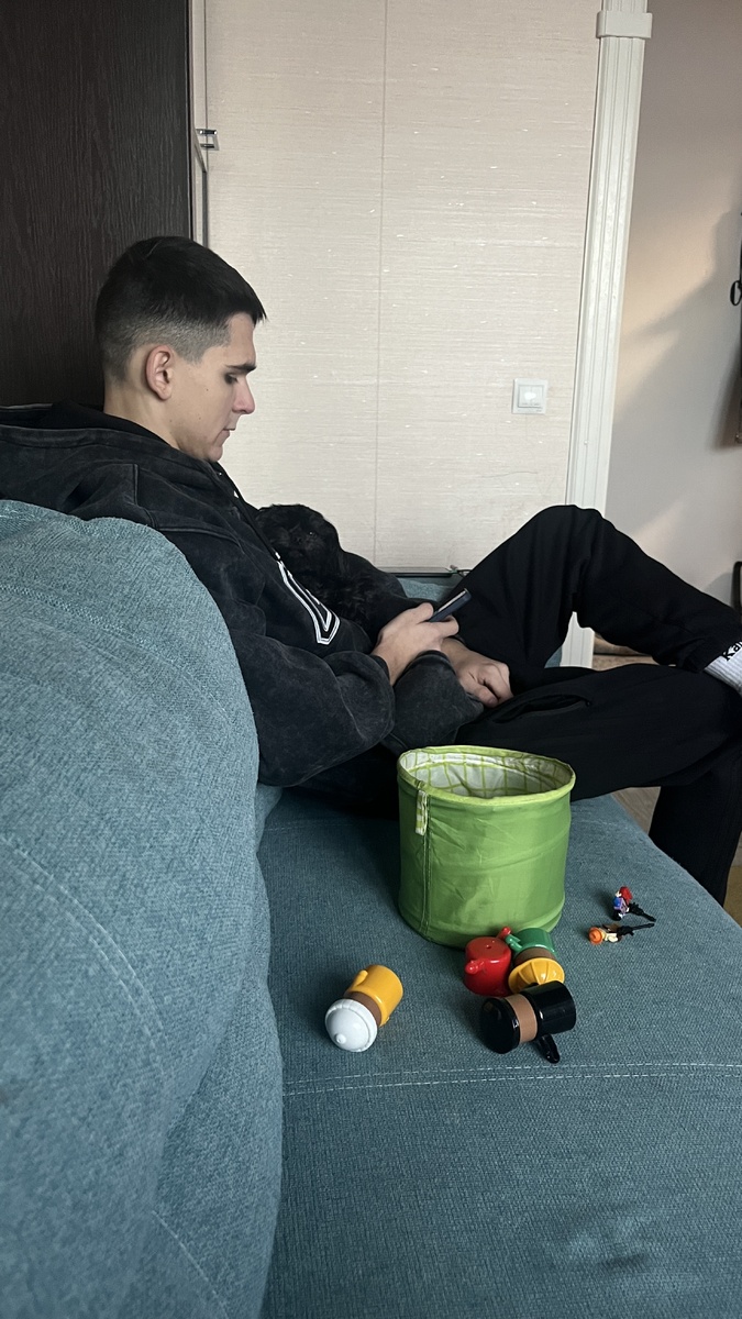 Старший сын пришел с медкомиссии Джесси сразу на руки залезла🥰соскучилась