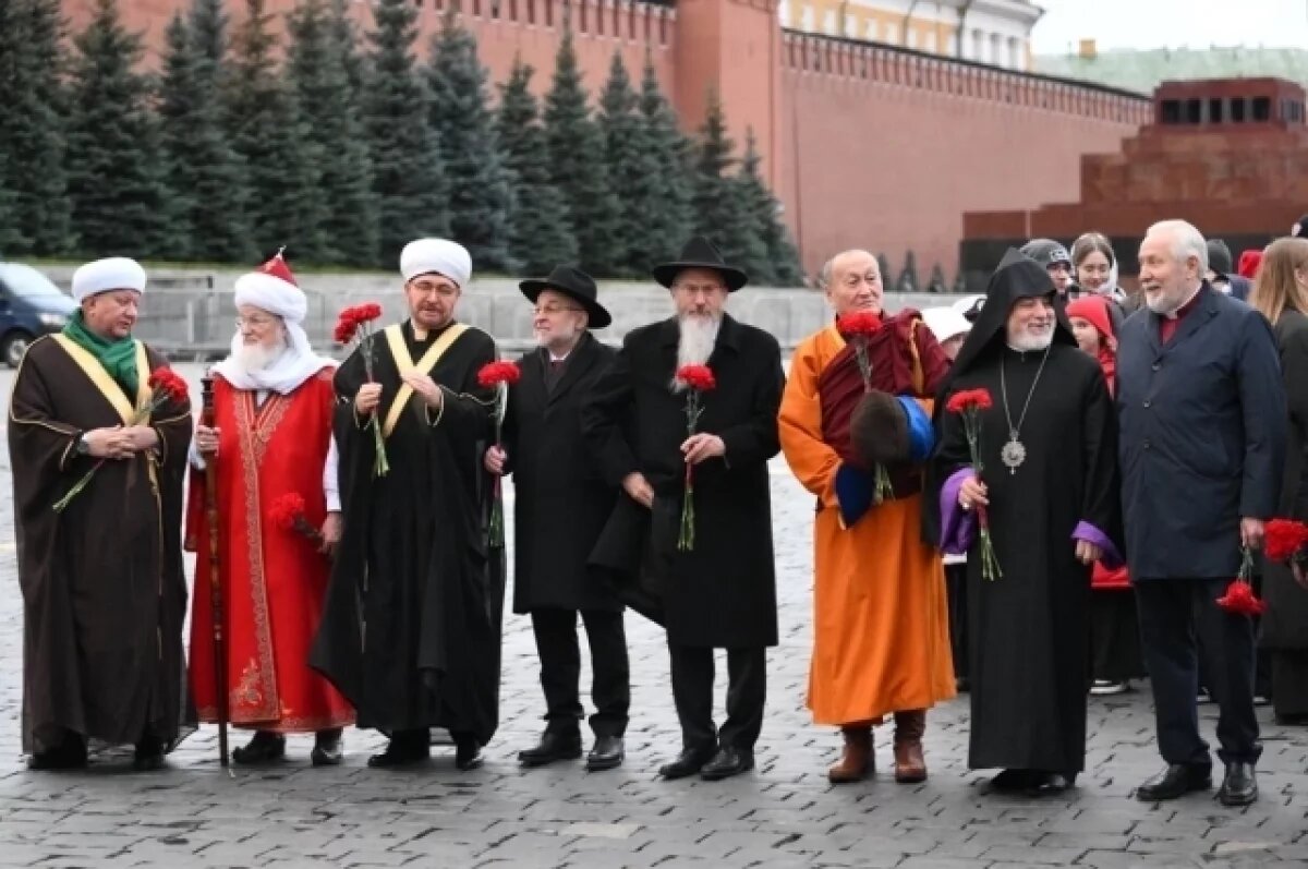    Представители конфессий на возложении цветов к памятнику Минину и Пожарскому 4 ноября.