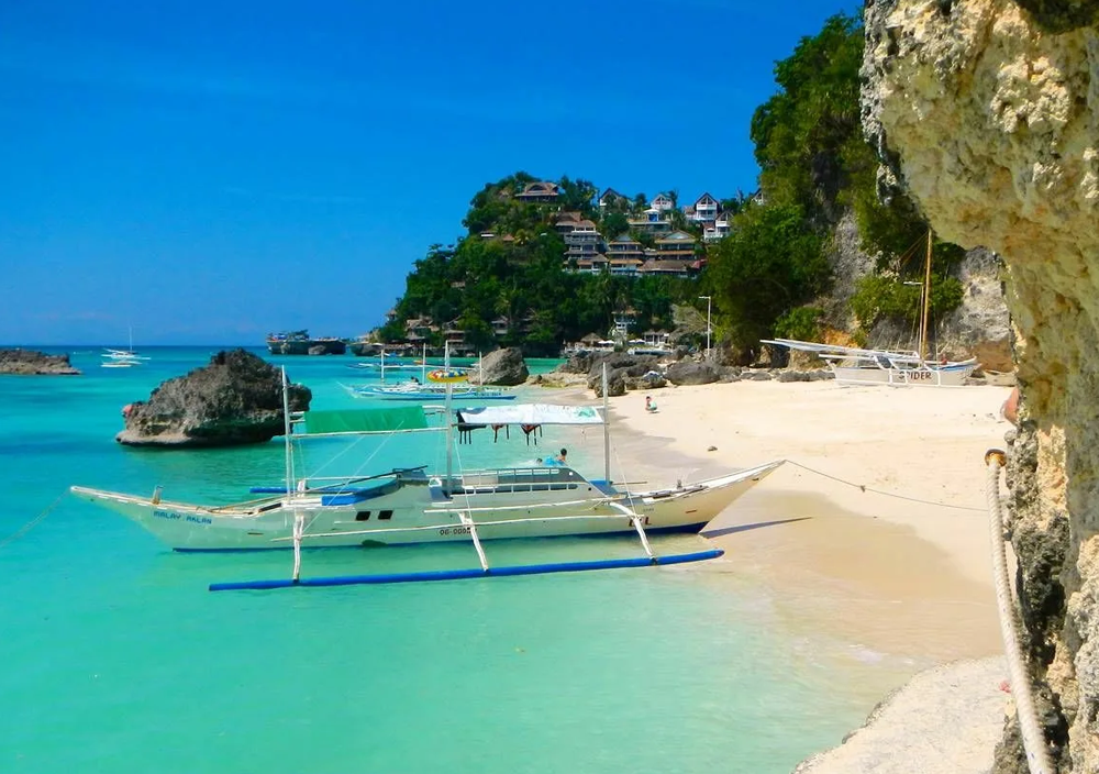 Белый пляж, остров Боракай. Идеальное место для тех, кто ищет райский отдых на берегу океана с песком, напоминающим муку.