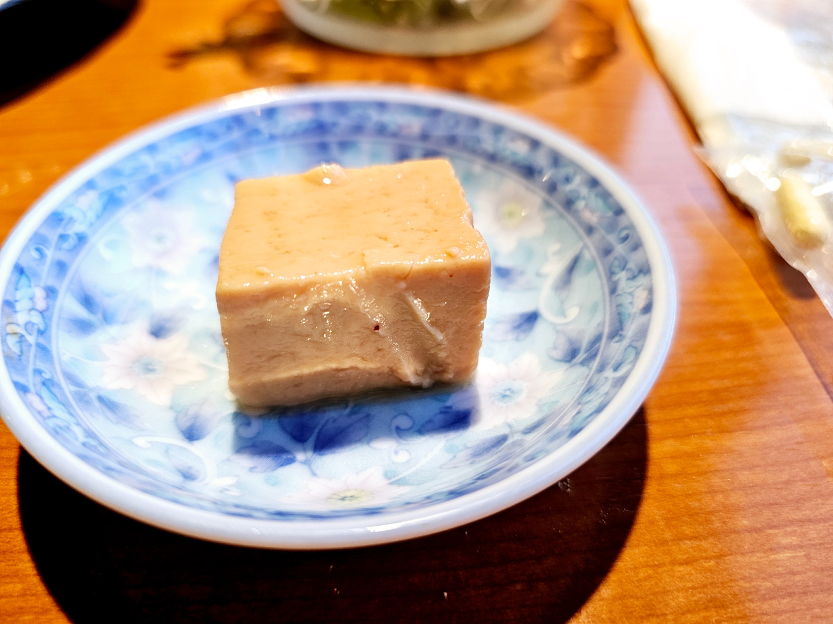 Ферментированный тофу имеет яркий вкус умами (мне напомнил выдержанный сыр или сыр с голубой плесенью) 