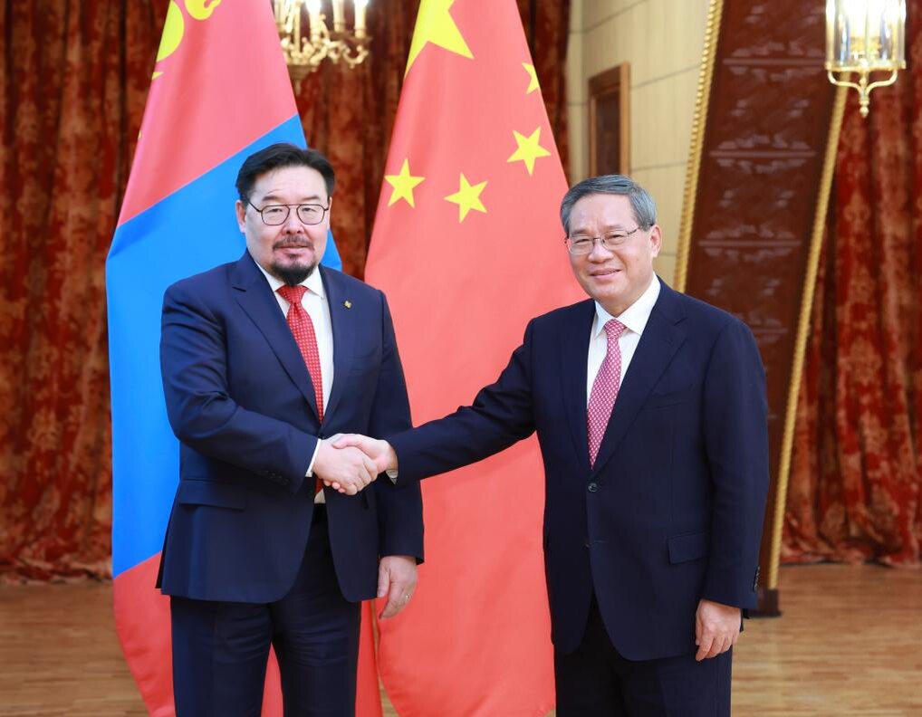 Премьер Госсовета КНР Ли Цян встречается с премьер-министром Монголии  Занданшатаром Гомбожавом в Москве, Россия, 18 ноября 2025 года. (Синьхуа/Дин Хайтао)