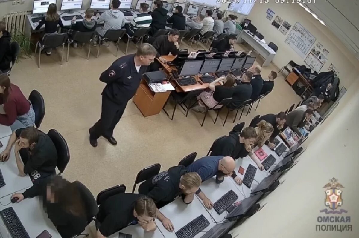    Омичка пыталась сдать экзамен в ГИБДД с микронаушником