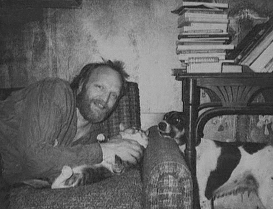 Александр Кайдановский в своей квартире с любимыми питомцами