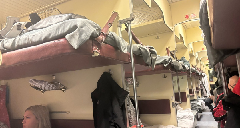    Мужчина на верхней полке в поезде всю ночь делал одно и то же – терпеть было невозможно