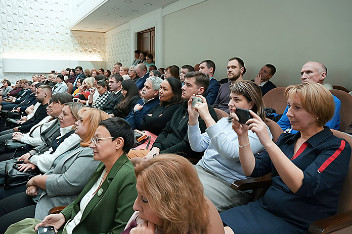    Участники встречи с мэром в Советском районе Новосибирска. Источник фото телеграм-канал Максима Кудрявцева