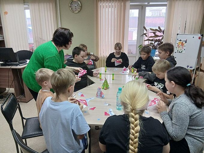 Бикетова Наталья Юрьевна ведёт мастер-класс по изготовлению фигурки Деда Мороза