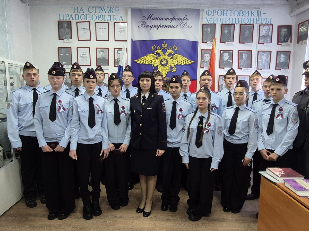 Первый ряд (слева-направо): Карина Сяткина, Елена Фарциус, Юлия Лапо, наставник полицейского класса, майор полиции Татьяна Чурилович, Екатерина Куркина, Софья Калашникова, Александра Пахомова, Андрей Максимов. Второй ряд (слева-направо): Виктор Роккель, Денис Ромель,  Артем Новиков,  Виктор Амелющенко,  Андрей Карчушкин, Никита Соловьев, Сергей Оглы,  Руслан Кирюшин,  Артем Бураков, Никита Кащеев, Егор Здрестов.