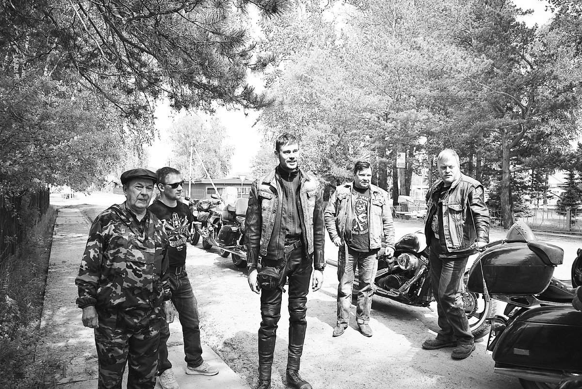 В  июне 2021 года байкеры Богучанского мотосообщества «Ангарский стан» побывали в Саянском районе. Александр Менчинский на фото крайний слева. 