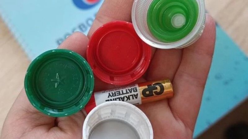     Пластиковые крышки. Фото пресс-службы «Росводоканал Барнаул», фотограф Лилия Болатаева.