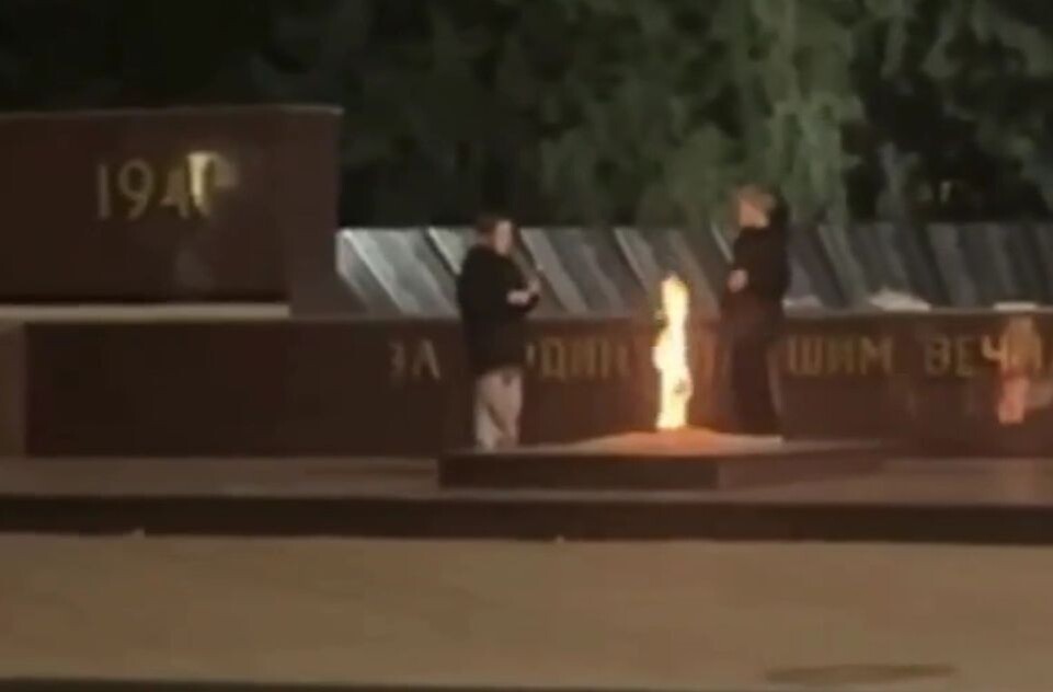    Подростки жарят еду на Вечном огне. Источник: скриншот видео