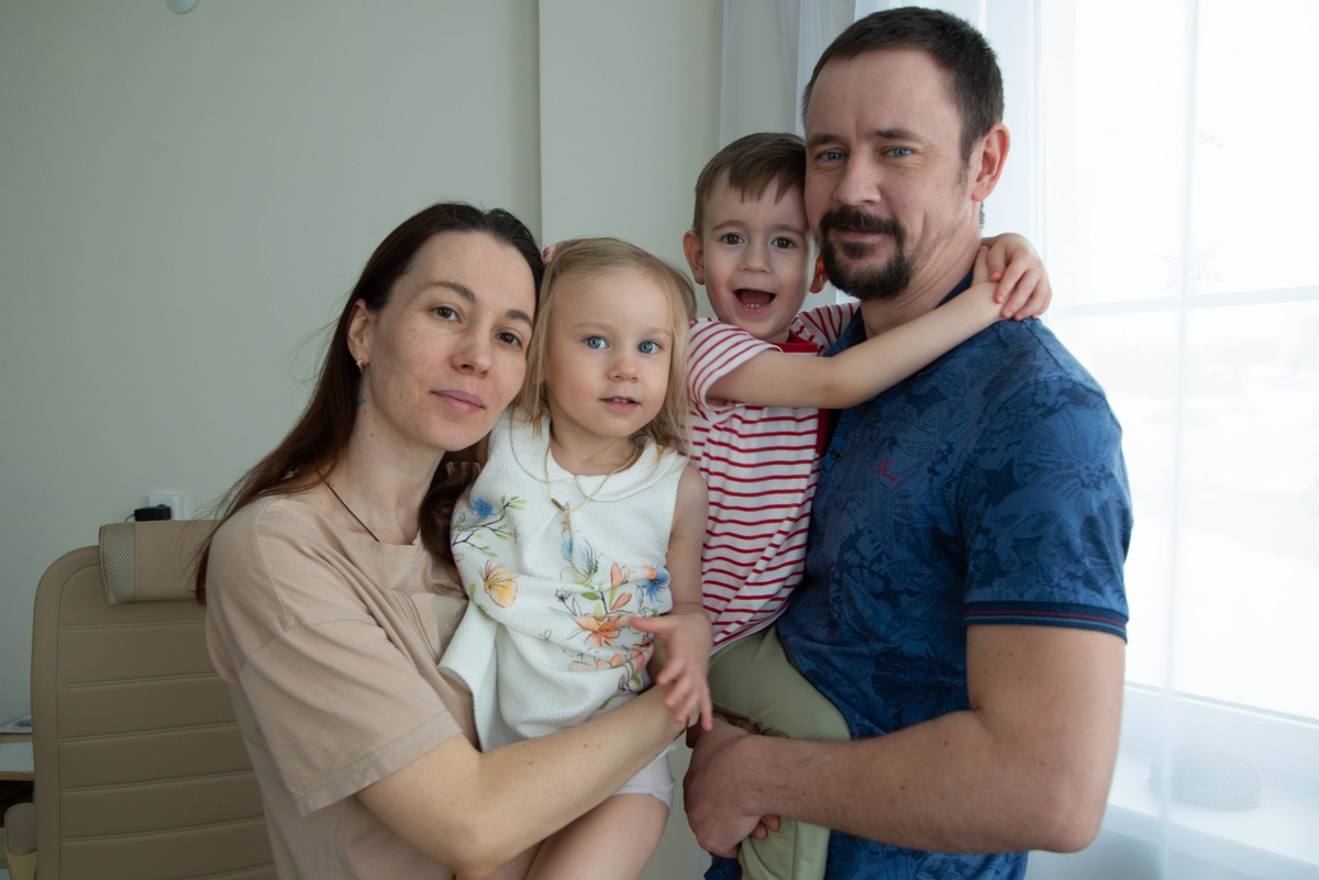 Семья Шафигиных: Виктория, Варя, Лёва и Анатолий. Фото: Надежда Тютикова / hornews.com